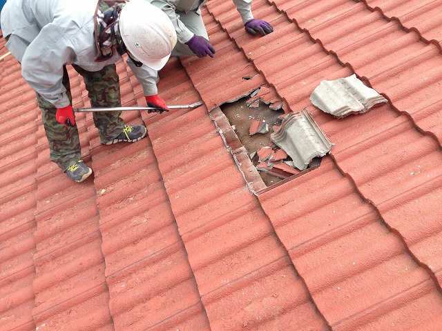 天白区で葺き替え工事の実施、既存セメント瓦が破損し廃盤のため平板瓦への葺き替えを実施